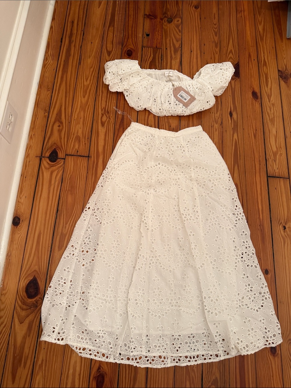 Meshki White Eyelet autumn off shoulder bubble top small